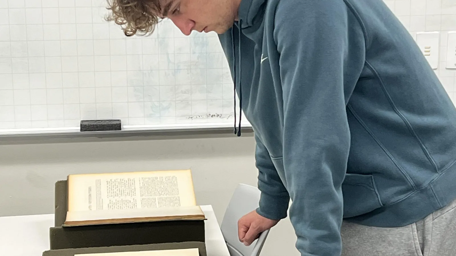 Italian 5330 students visit rare books collection 3
