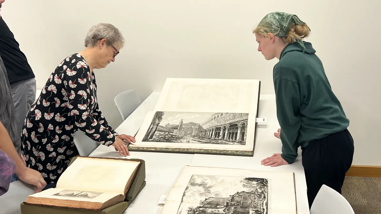 Italian 5330 students visit rare books collection 4