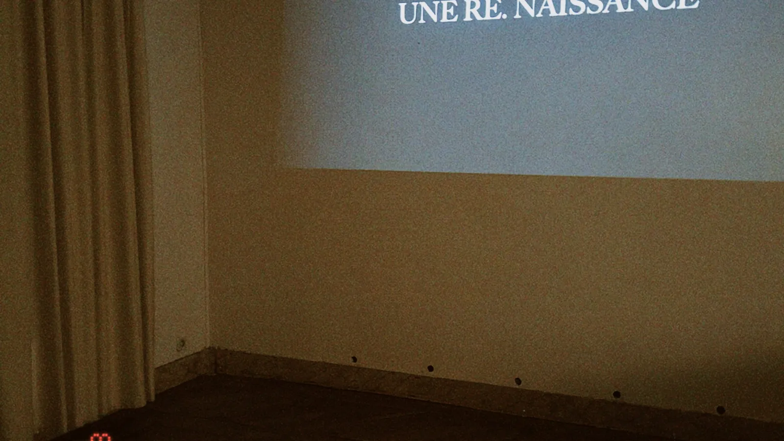 a projector with the words "une renaissance"