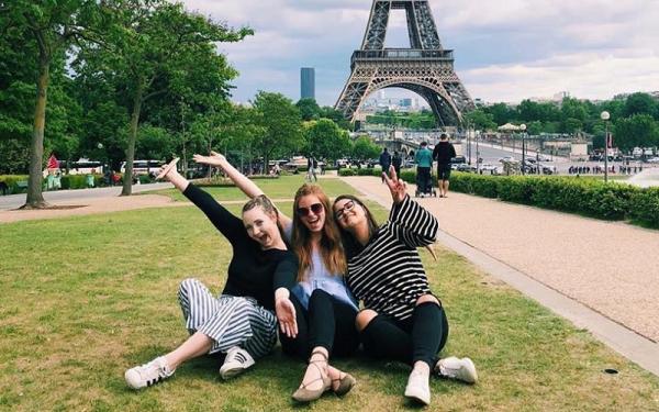 Students by the Eiffel Tower