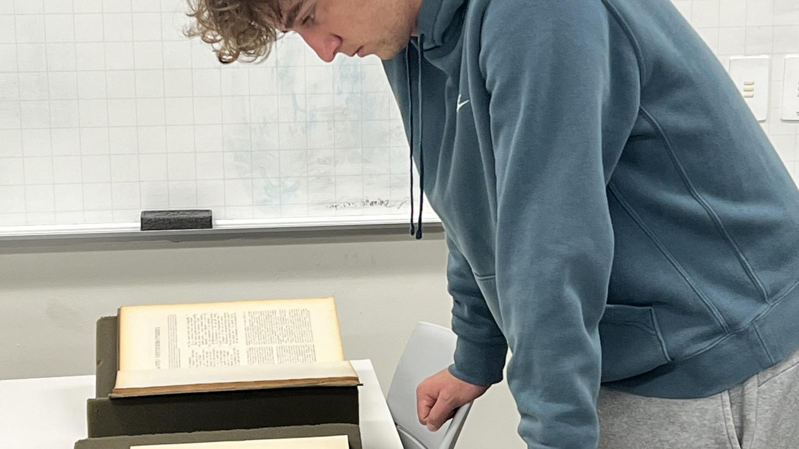 Italian 5330 students visit rare books collection 3