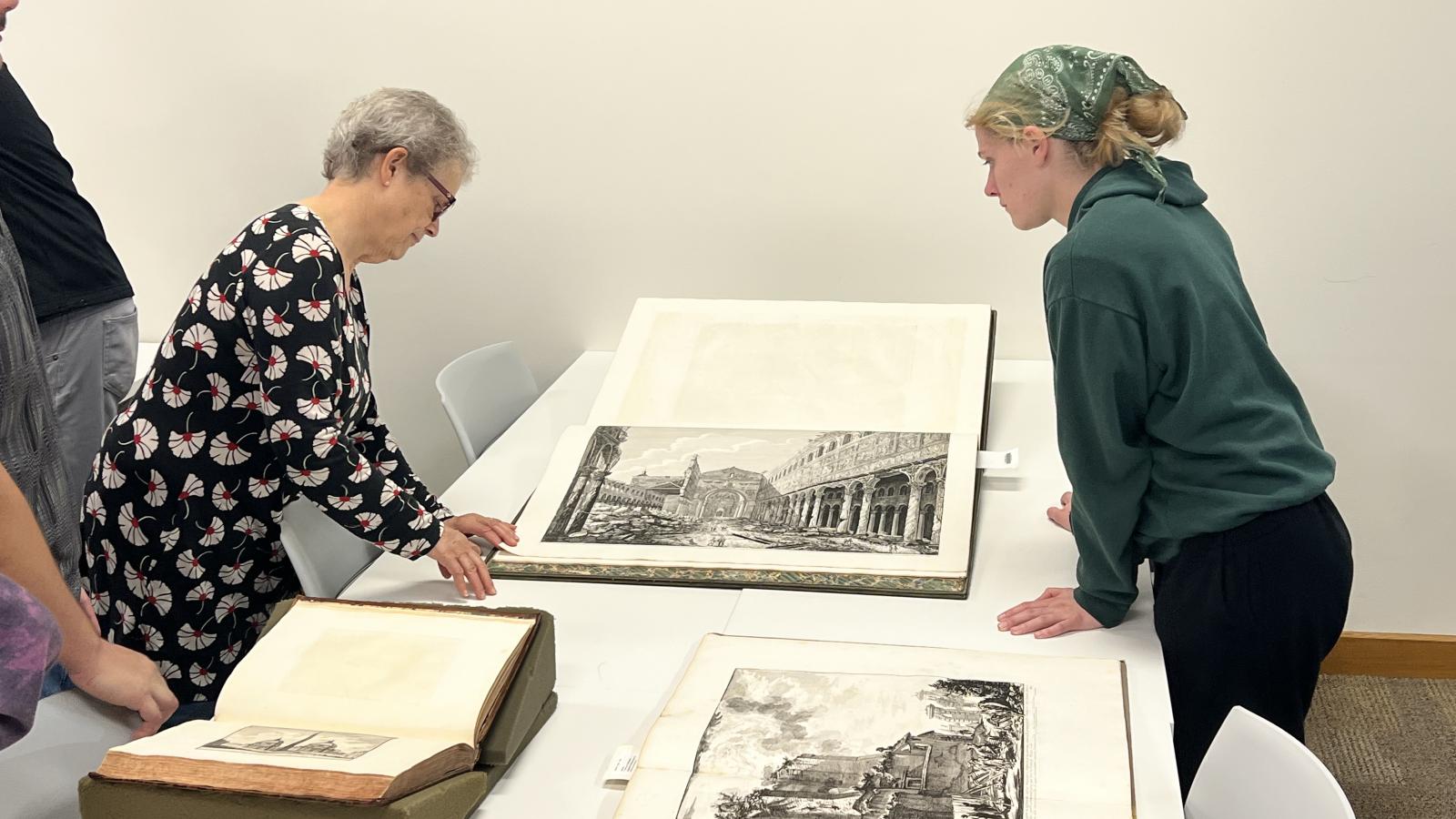 Italian 5330 students visit rare books collection 4